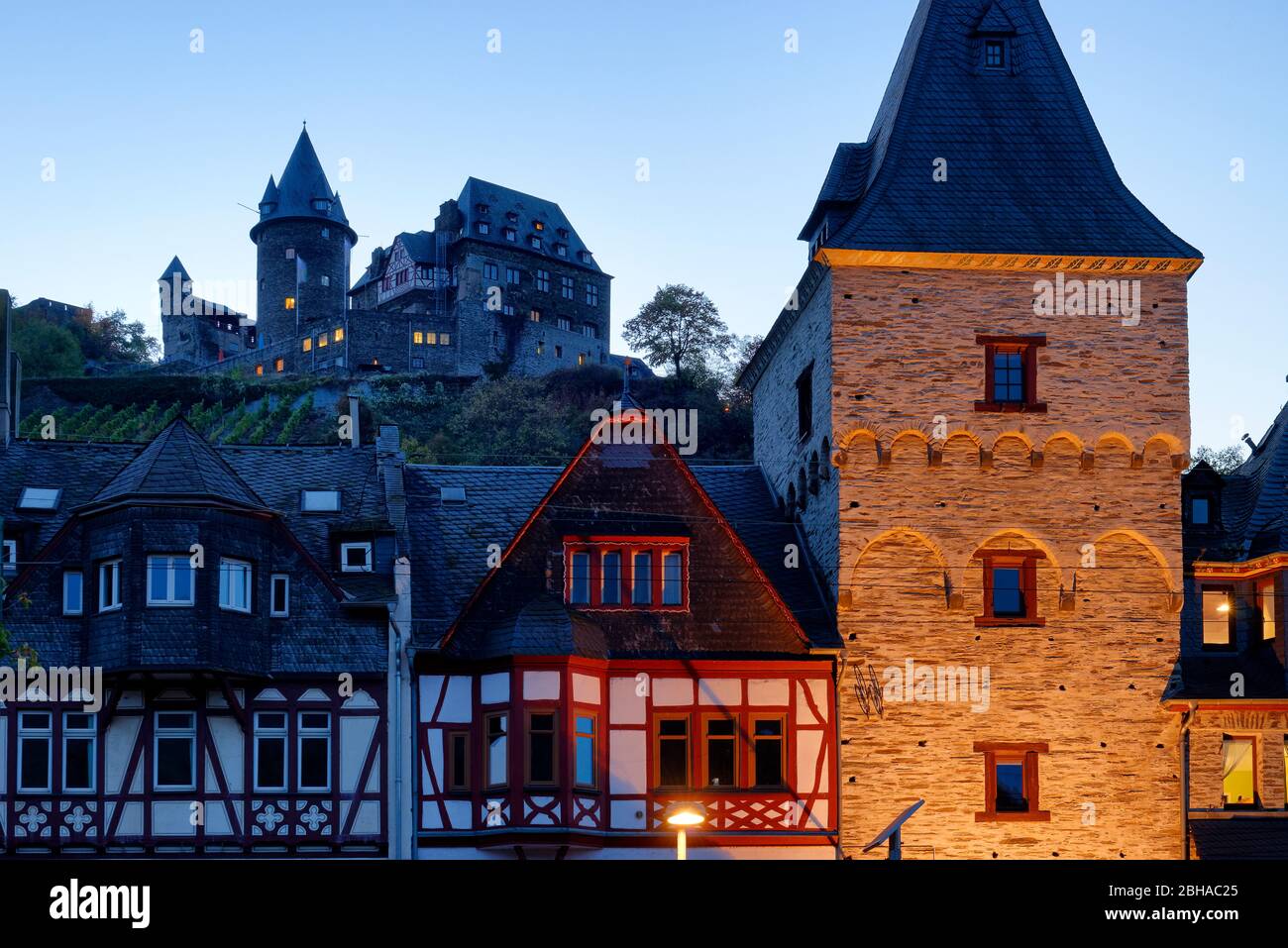 Vista delle case della città vecchia e del castello di Stahleck alla luce della sera a Bacharach am Rhein, Bacharach, Valle del Reno, Patrimonio dell'Umanità dell'UNESCO alta Valle del Reno, Renania-Palatinato, Germania Foto Stock