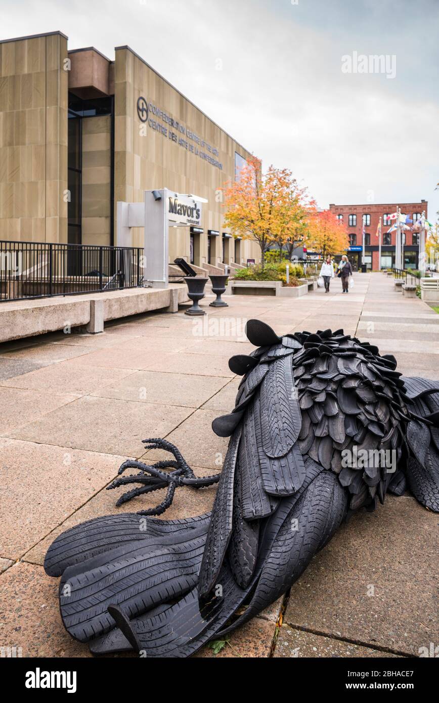 Canada, Prince Edward Island, Charlottetown, Road uccidere i corvi, scultura da Gerald Beaulieu di vecchi pneumatici, al di fuori del centro di confederazione delle arti, NR Foto Stock