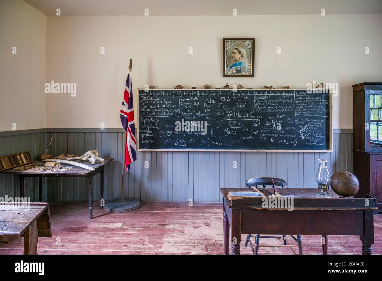 Canada, Prince Edward Island, Orwell, Orwell angolo villaggio storico, Orwell Scuola, b. 1895, interno con blackboard e ritratto di British Queen Victoria Foto Stock