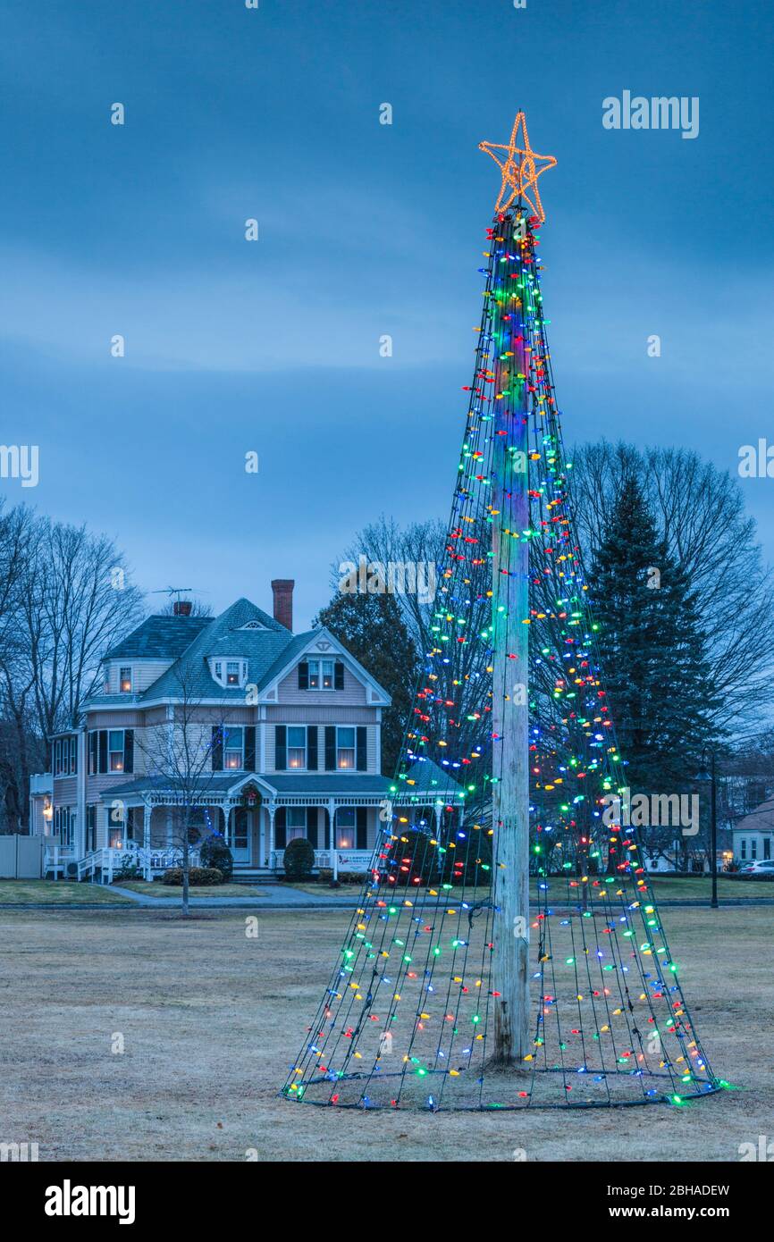 USA, New England, Massachusetts, Rowley, villaggio di decorazioni albero di Natale Foto Stock