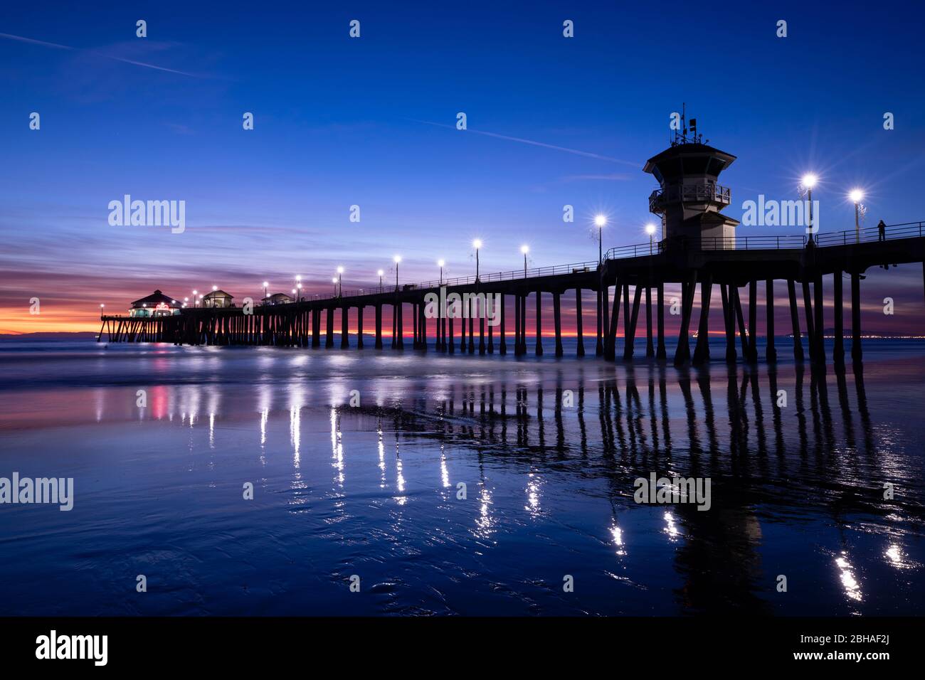 Molo di Huntington Beach al tramonto, California, Stati Uniti Foto Stock