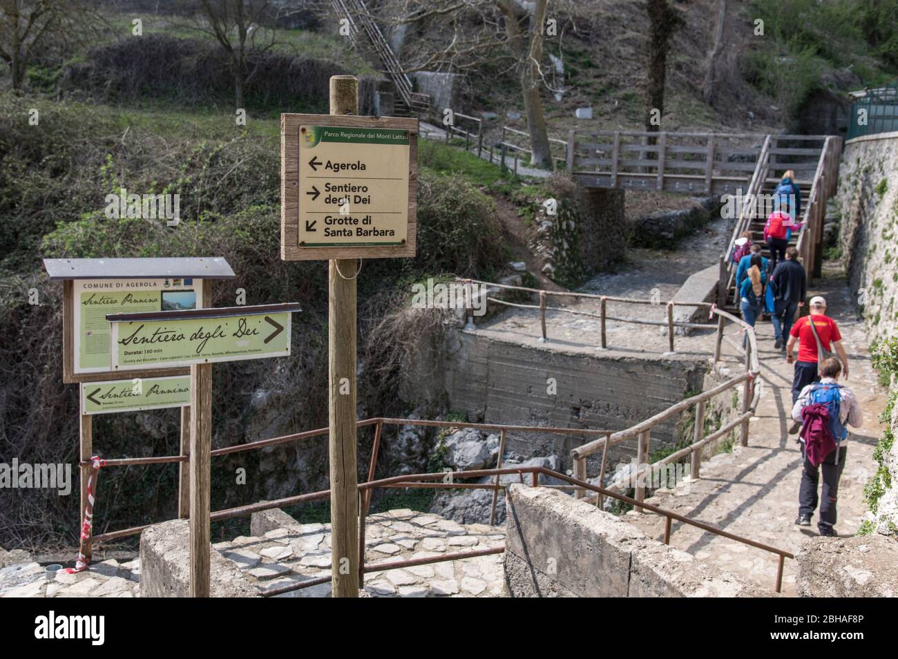 La via degli dei: Sentiero degli dei. Incredibile sentiero escursionistico, alto sulla Costiera Amalfitana o Amalfi in Italia, da Agerola a Positano. Marzo 2019. Diversi escursionisti all'inizio del tour Foto Stock