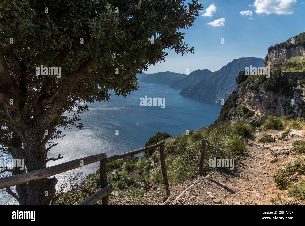 La via degli dei: Sentiero degli dei. Incredibile sentiero escursionistico, alto sulla Costiera Amalfitana o Amalfi in Italia, da Agerola a Positano. Marzo 2019. Sentiero con vista mare Foto Stock