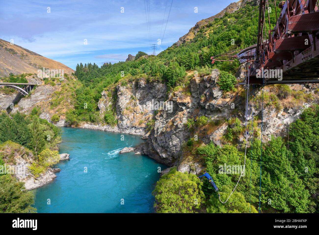 Bungy jumping dal ponte sospeso Kawarau Gorge, vicino Queenstown, Otago, South Island, Nuova Zelanda. Foto Stock