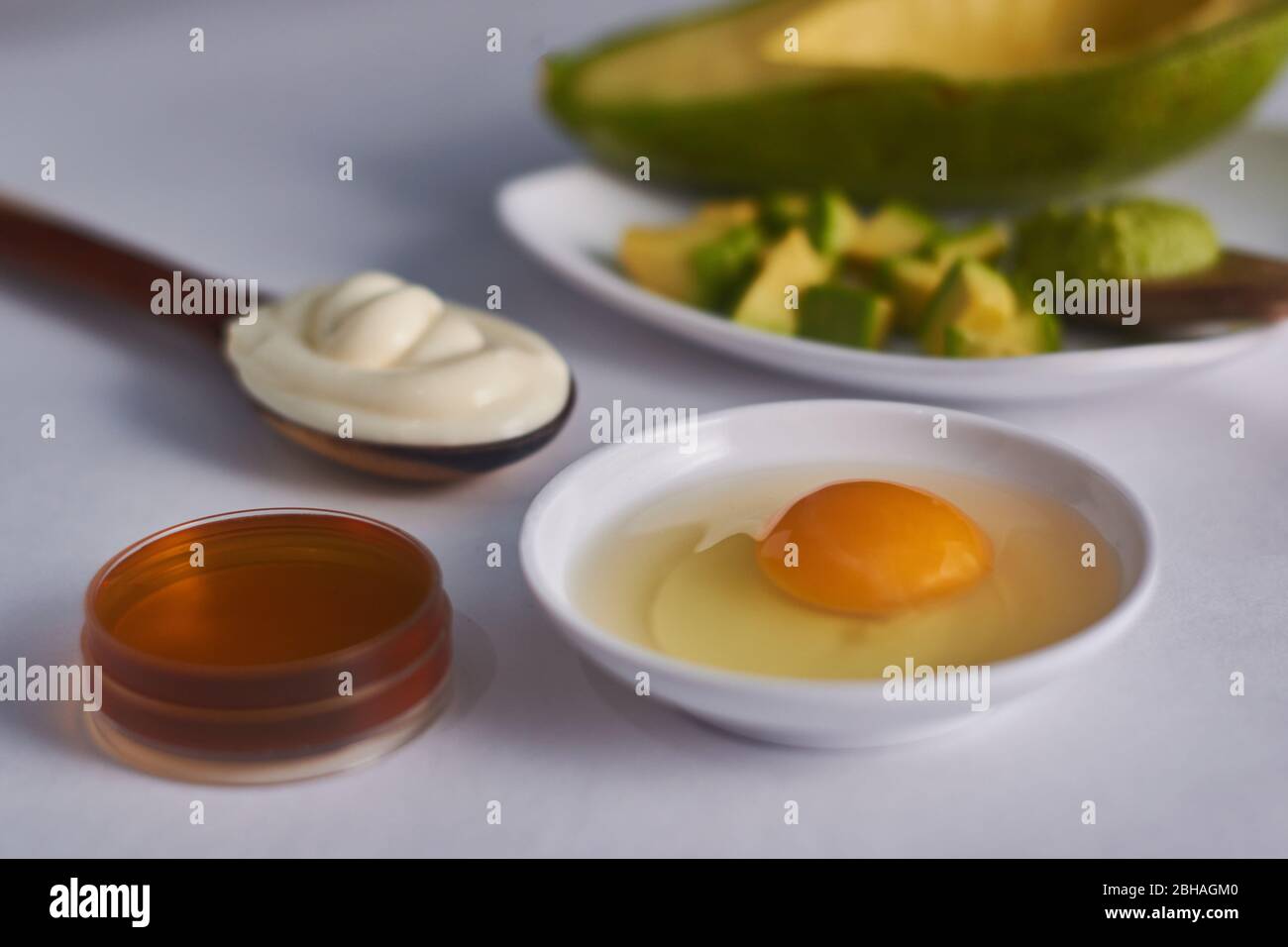 maschera di maionese all'uovo di avocado in un cucchiaio e miele Foto stock  - Alamy