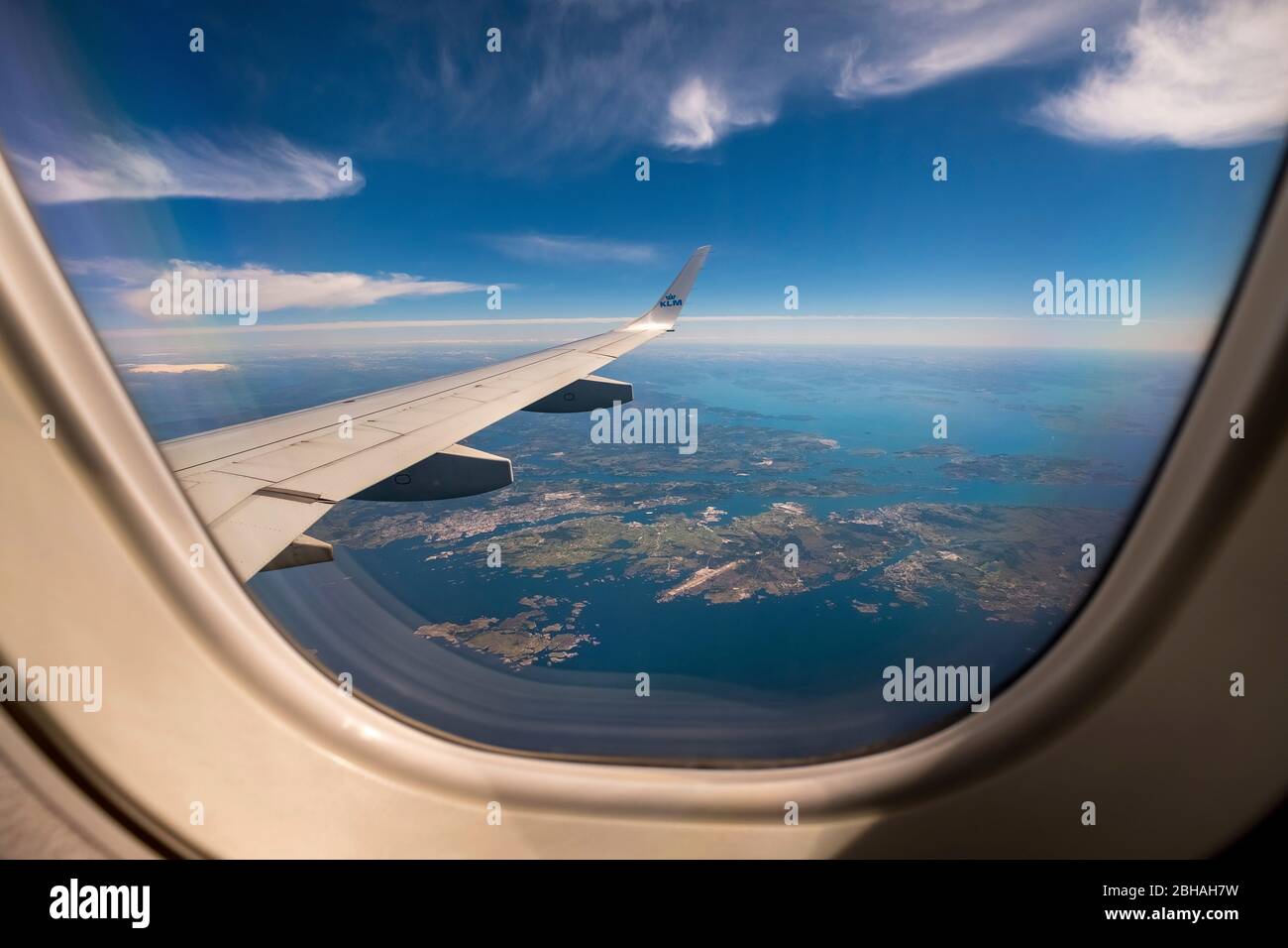 Approccio all'aeroporto di Bergen, vista dalle finestre degli aerei sulle ali, ai fiordi di Bergen, Blomsterdalen, Kokstad, Hordaland, Norvegia, Scandinavia, Europa Foto Stock