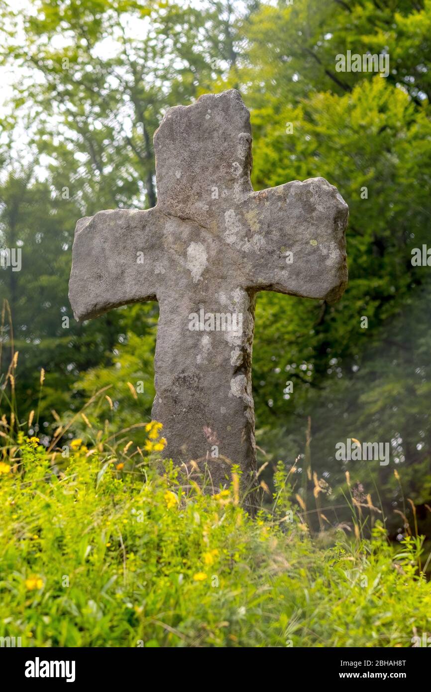 Storico croce di pietra di chiesa di stave Fantoft circondato da alberi, Fantoftvegen Paradis, Hordaland, Norvegia, Scandinavia, Europa Foto Stock