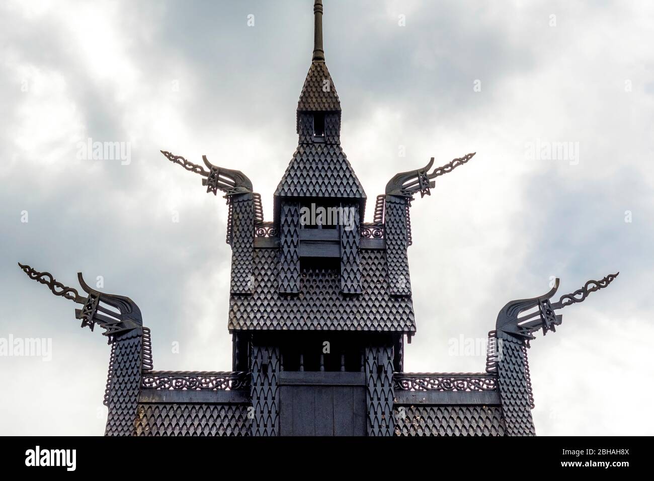 Costruzione del tetto della chiesa a stave Fantoft con teste di drago intagliate nel cielo drammatico, Fantoftvegen Paradis, Hordaland, Norvegia, Scandinavia, Europa Foto Stock