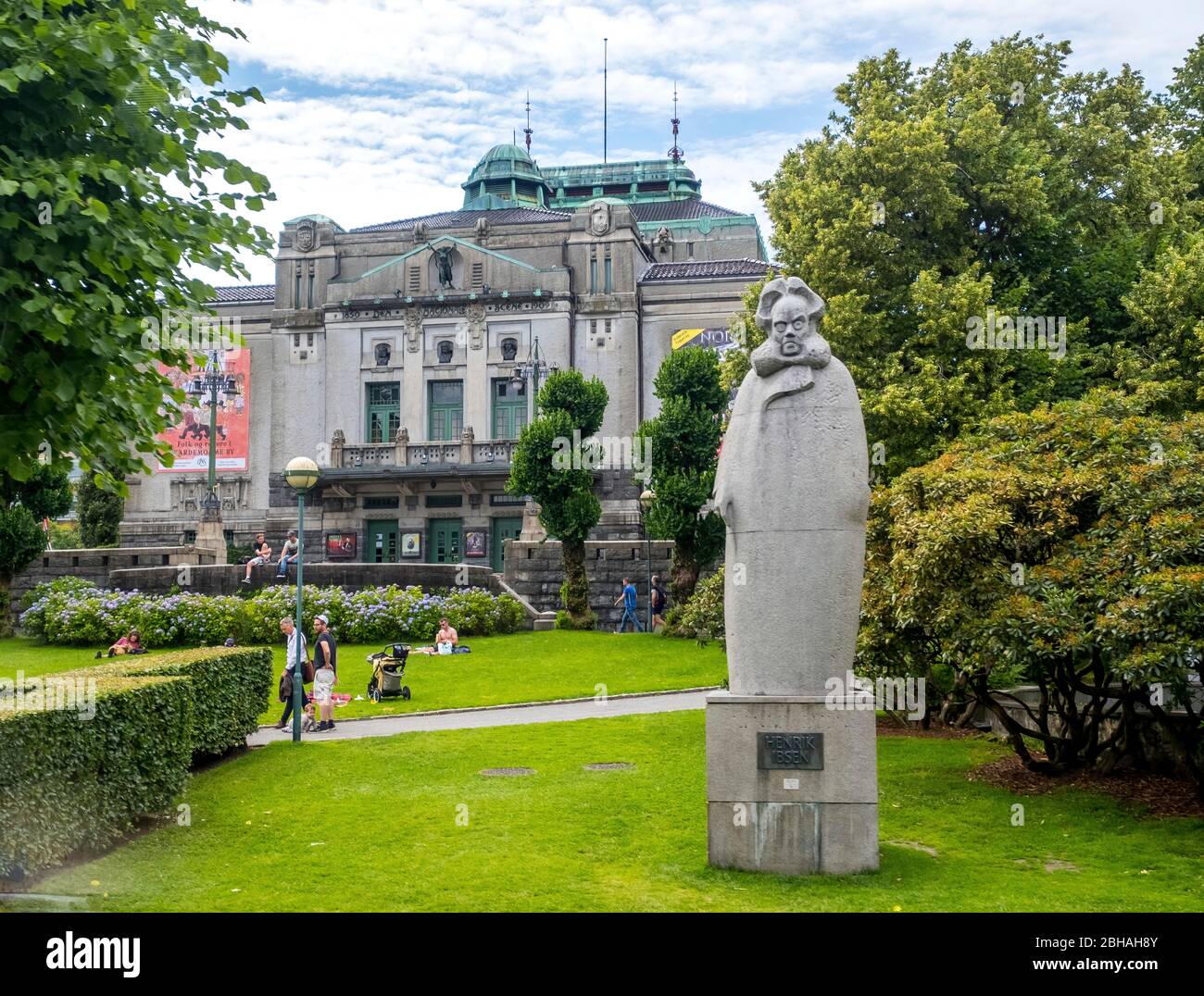 La statua di Henrik Ibsen sul prato di fronte alla scena nazionale circondata da siepi e alberi in montagna, Teatro Nazionale, Engen, Hordaland, Norvegia, Scandinavia, Europa Foto Stock