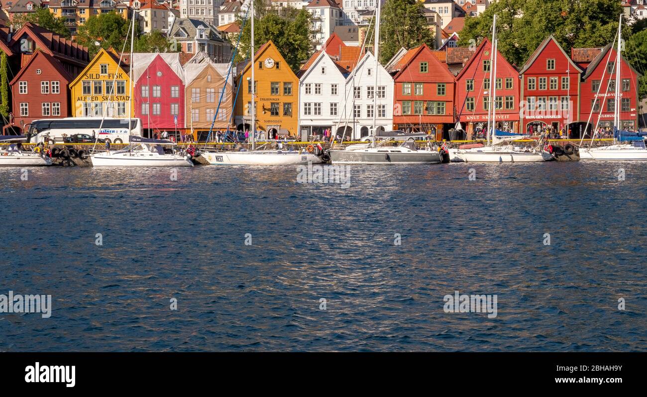 Nordsee, dietro una colorata case in legno fronte con barche a vela in allegato nel porto di Bryggen, Bergen, Hordaland, Norvegia, Scandinavia, Europa Foto Stock