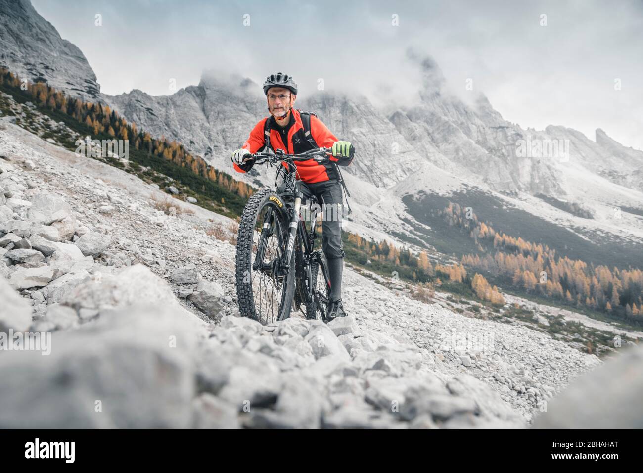Mountainbiker estremo nelle Dolomiti, Agordino, Belluno, Veneto, Italia Foto Stock