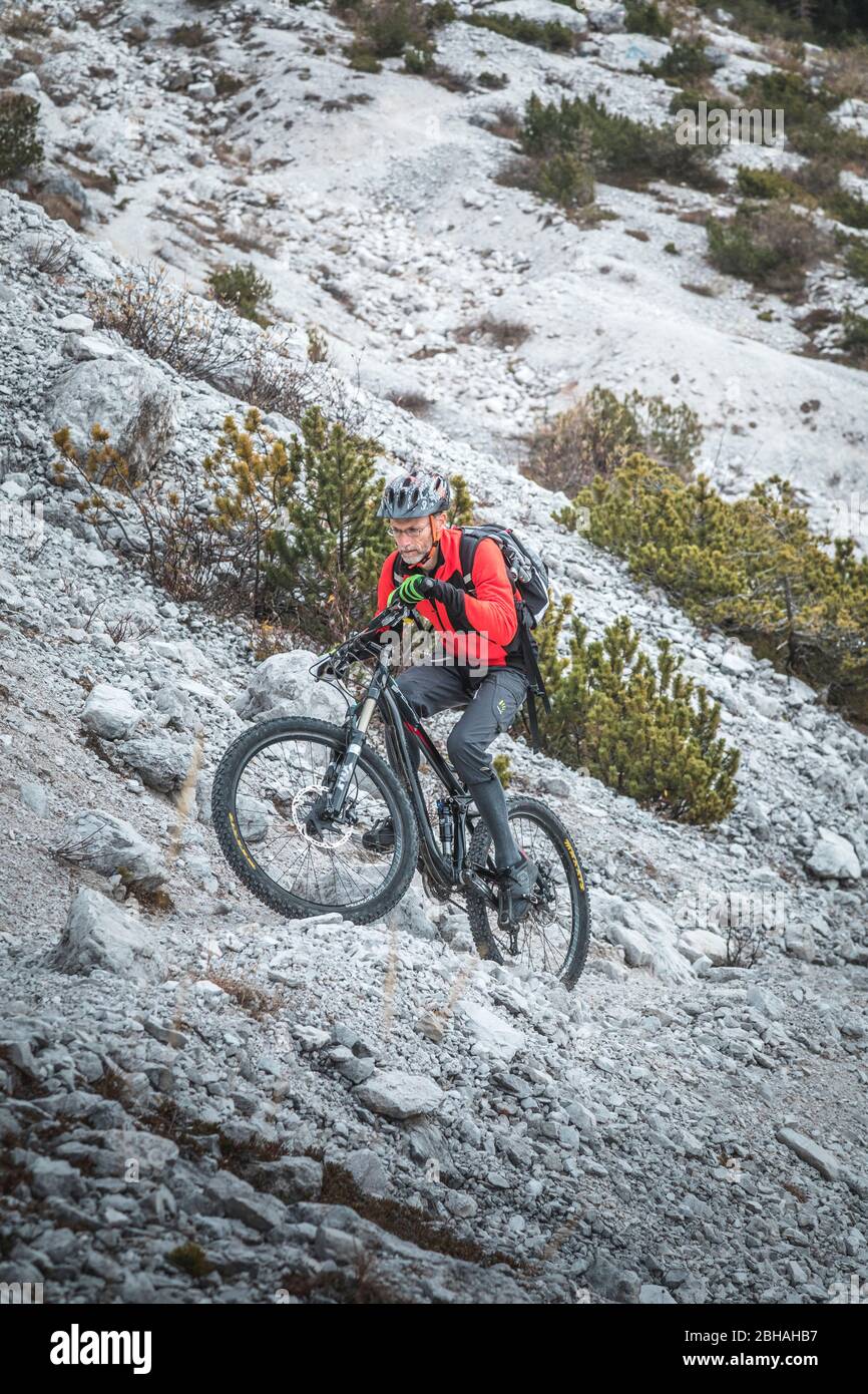 Mountainbiker estremo nelle Dolomiti, Agordino, Belluno, Veneto, Italia Foto Stock