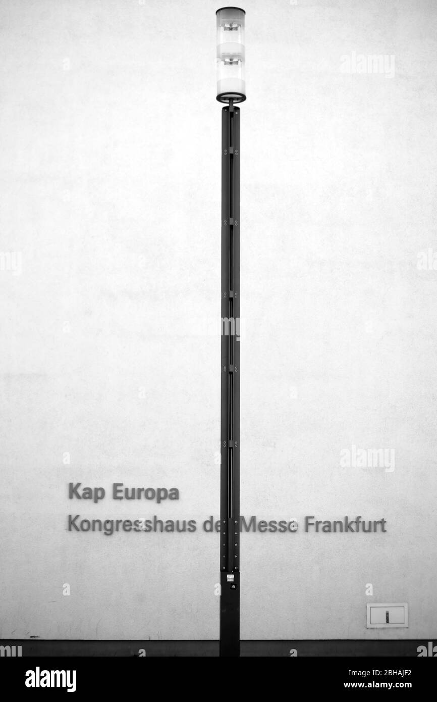 Un dettaglio della Kongresshaus Kap Europa con una lanterna davanti al muro. Foto Stock