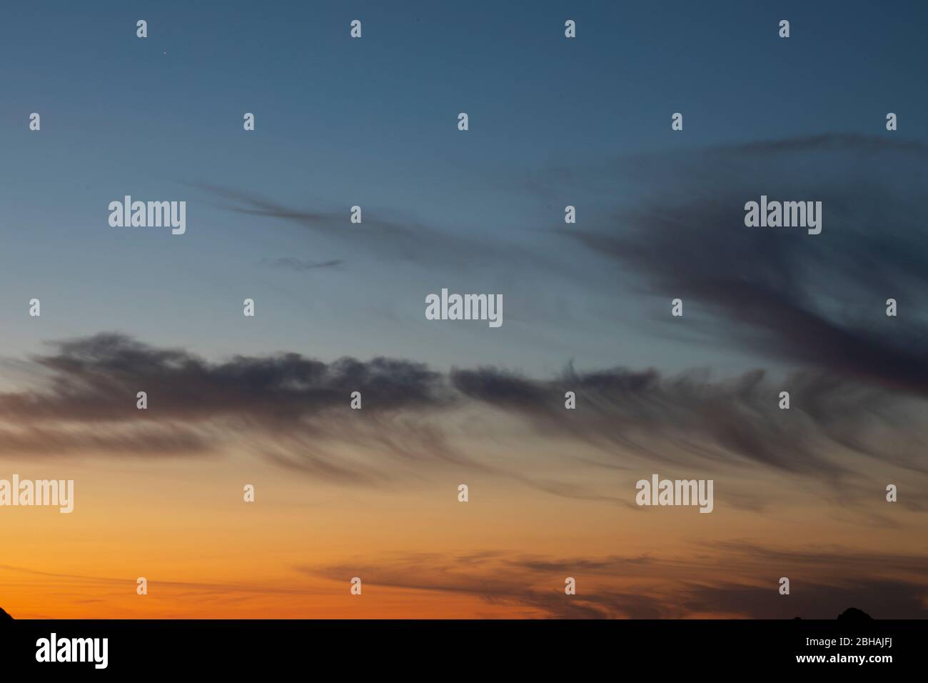 Cielo di Moody al tramonto su Cannon Beach, Oregon, Stati Uniti Foto Stock