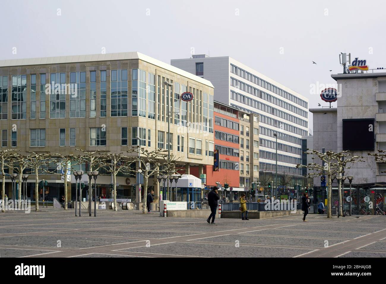 La piazza presso gli edifici residenziali e commerciali Konstablerwache e i centri commerciali. Foto Stock