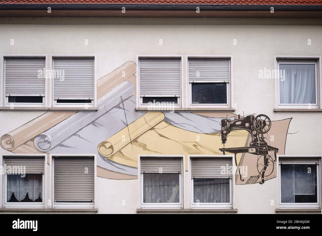 Il disegno di una macchina da cucire in una casa residenziale di Pirmasens. Foto Stock