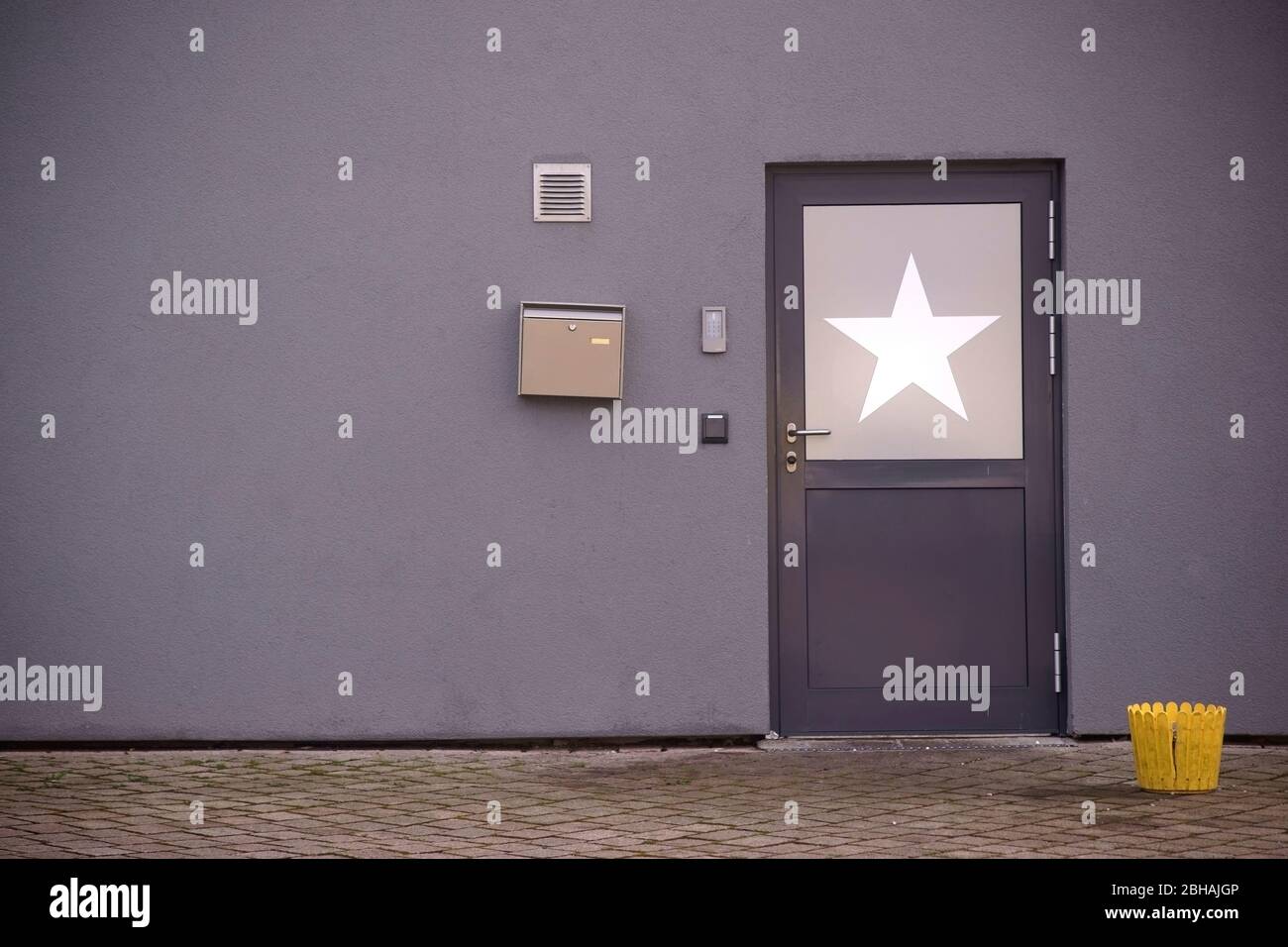 Der Nebeneingang zu einer Spielhalle in einem Wohn- und Geschäftsgebäude mit einer Tür auf der ein Stern geklebt ist. Foto Stock