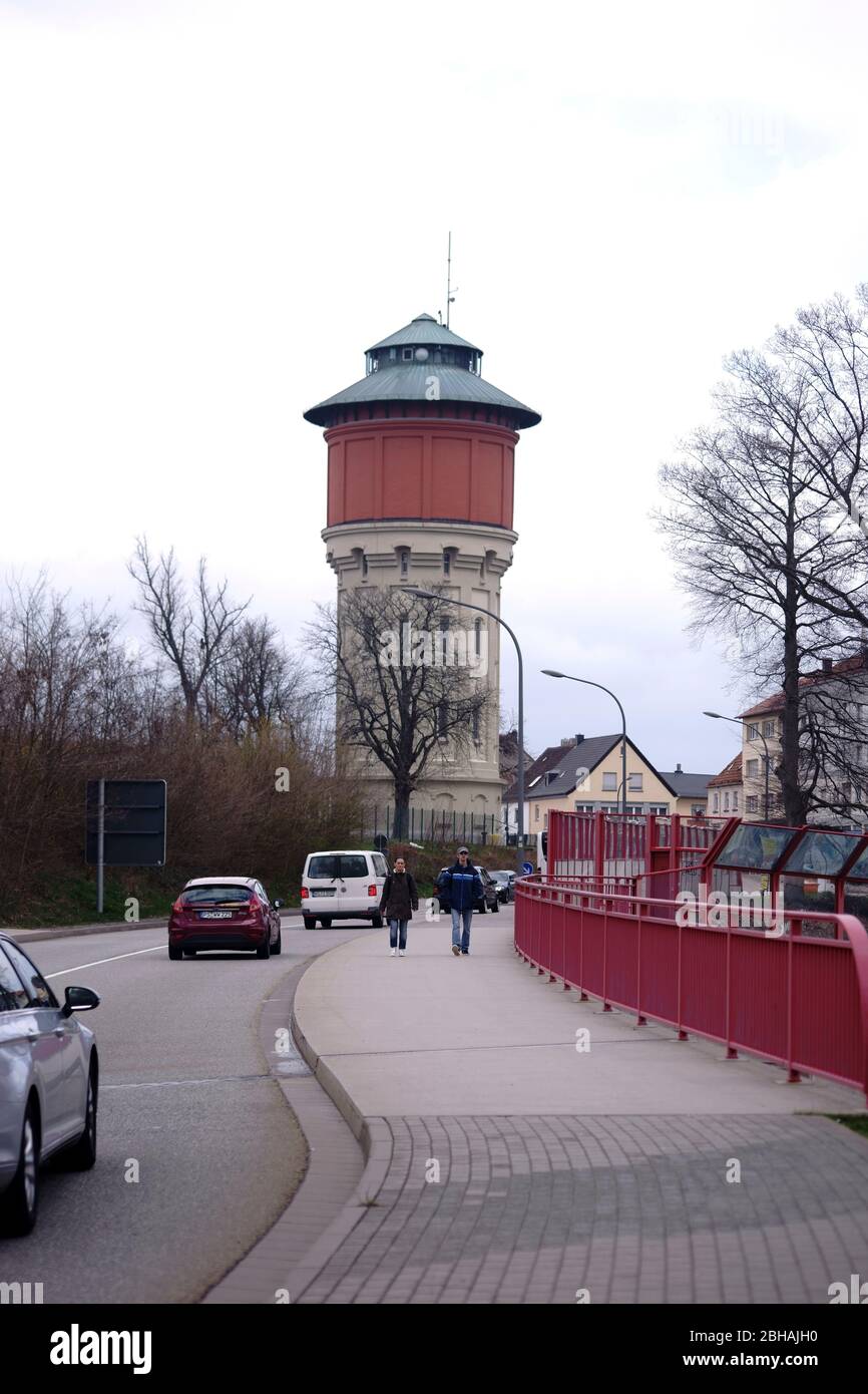 Pirmasens, Germania - 26 marzo 2019: Pedoni e traffico stradale attraversano un ponte al Wasserturm am Sommerwald il 26 marzo 2019 a Pirmasens. Foto Stock