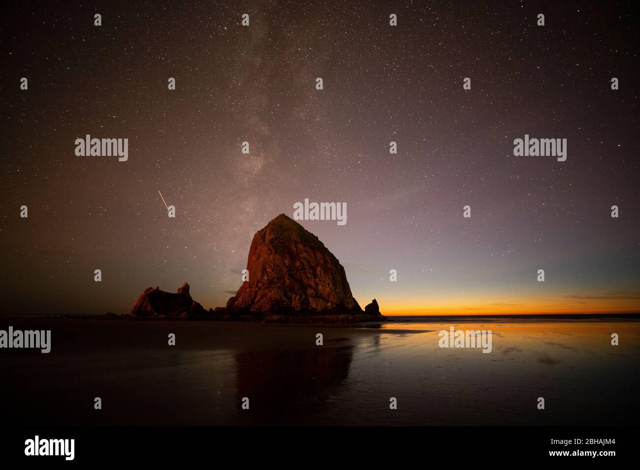 Stelle nel cielo al crepuscolo sulle formazioni rocciose a Cannon Beach, Oregon, USA Foto Stock