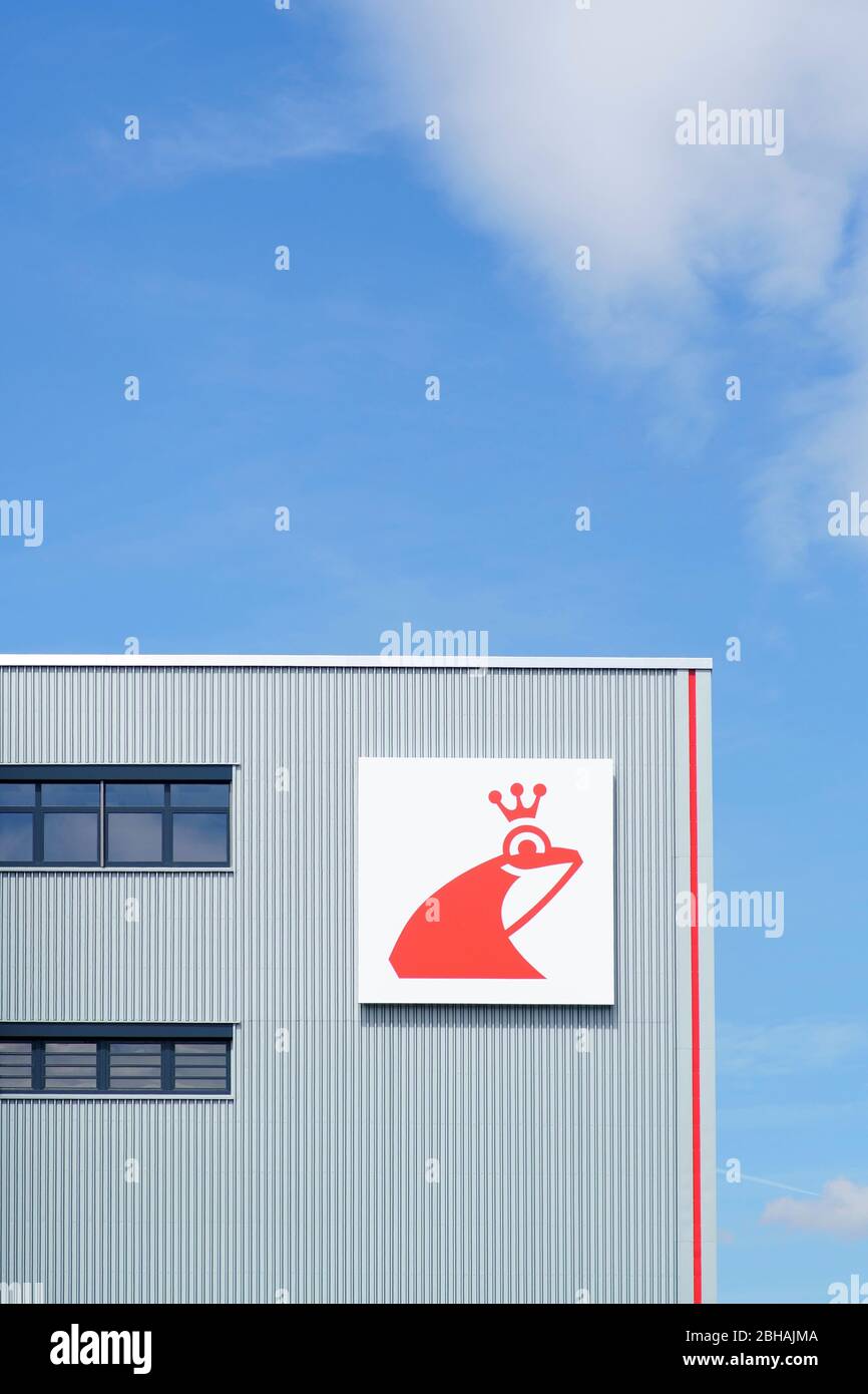 Il logo aziendale del produttore di lucidascarpe Erdal sulla facciata di un edificio industriale della principale fabbrica di Magonza. Foto Stock
