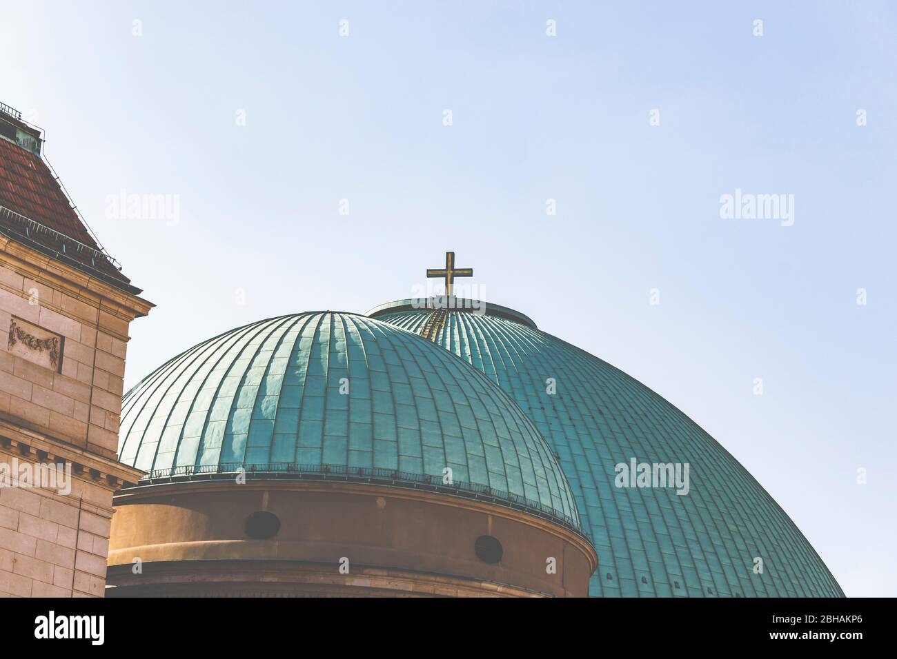 La Cattedrale di Sant'Edvige a Berlino, cupola e croce. Foto Stock