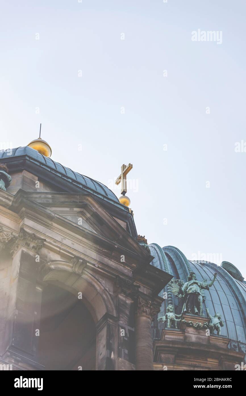 La croce dorata sulla Cattedrale di Berlino al ponte Liebknecht. Foto Stock