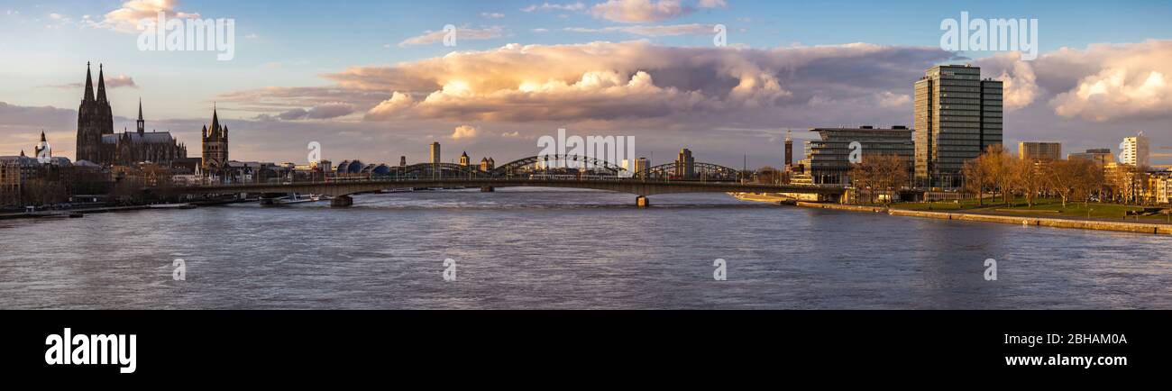 Vista sulla città di Colonia con il Reno, la cattedrale e i ponti. Panorama. Foto Stock