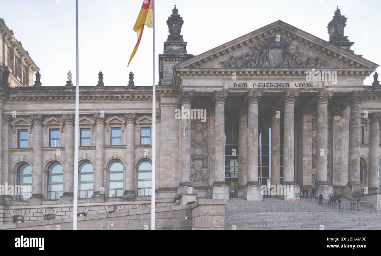 Gebäude des deutschen Reichstags a Berlino - Das Reichtsgebäude - Sitz des deutschen Bundestag. Mit Europa und Deutschland Flagge. Foto Stock