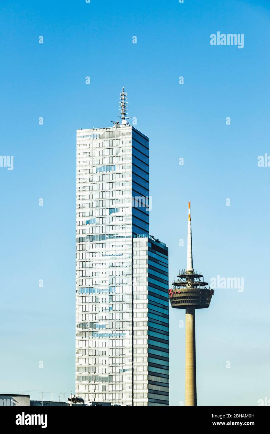 Colonius sulla strada interna del canale a Colonia, una torre delle telecomunicazioni, o stazione radio vicino a un grattacielo ufficio. Solo per uso editoriale. Foto Stock