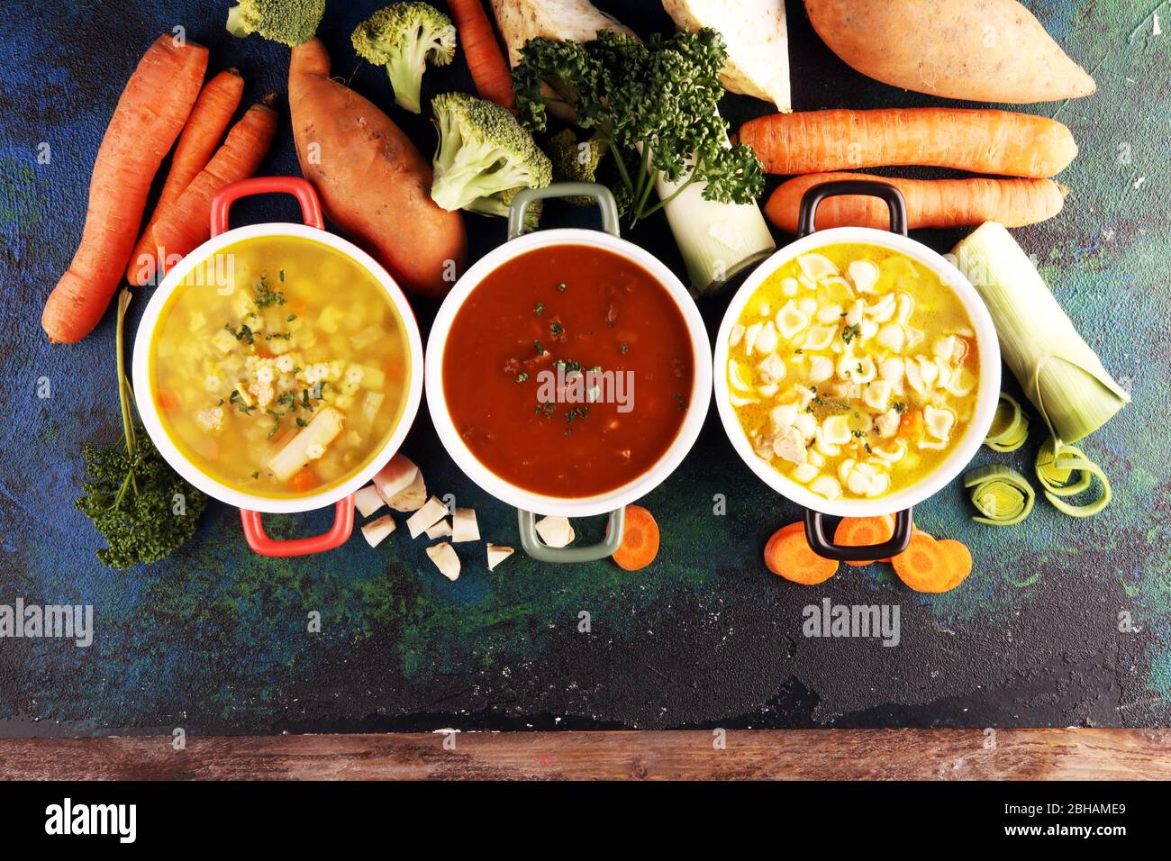 Set di tre zuppe da cucina mondiale, cibo sano. Brodo con tagliatelle, zuppa di manzo e brodo con gnocchi di midollo. Tutte le zuppe con verdure sane Foto Stock