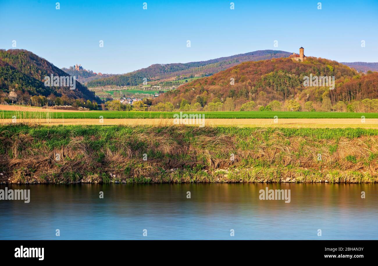 Germania, Assia, vicino Witzenhausen, due laghi vista sulla Werra, sinistra Castello di Hanstein, destra Ludwigstein, simbolo della divisione tedesca Foto Stock