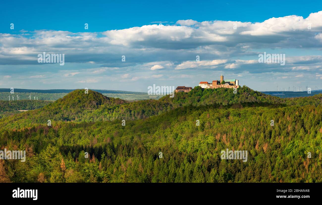 Germania, Turingia, Eisenach, vista dal Rennsteig attraverso la foresta di Turingia al Wartburg, atmosfera nuvolosa Foto Stock