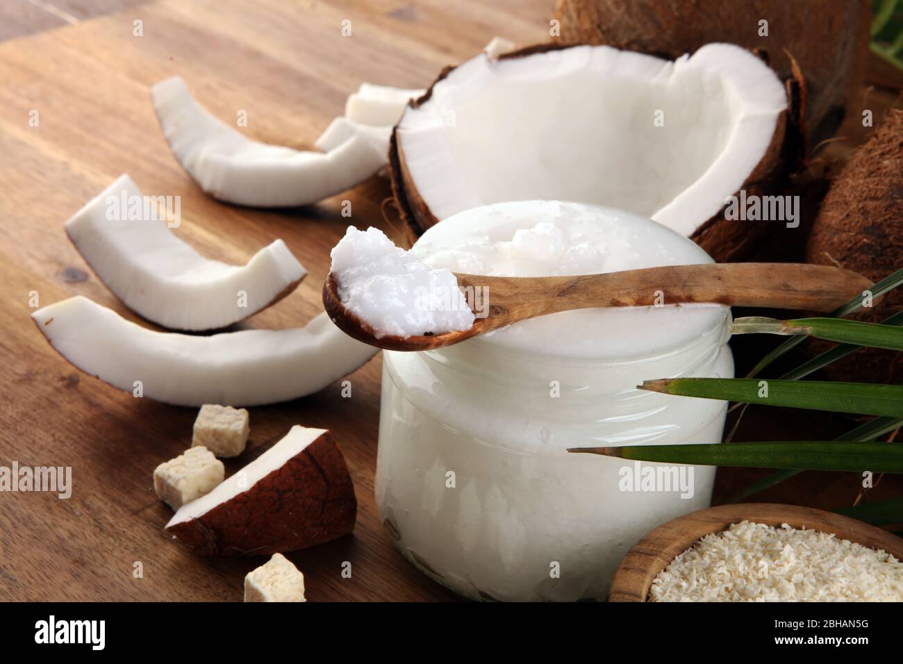 Prodotti di cocco con cocco fresco, scaglie di cocco, olio termale di cocco. Frutti di cocco maturi Foto Stock