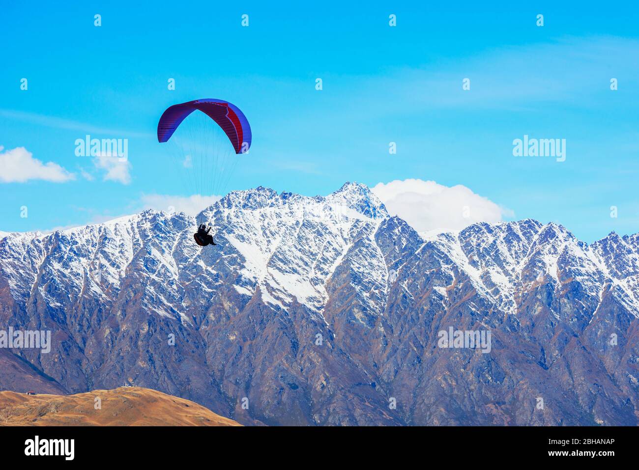 Parapendio sulla catena montuosa Remarkables, Queenstown, South Island, Nuova Zelanda, Foto Stock