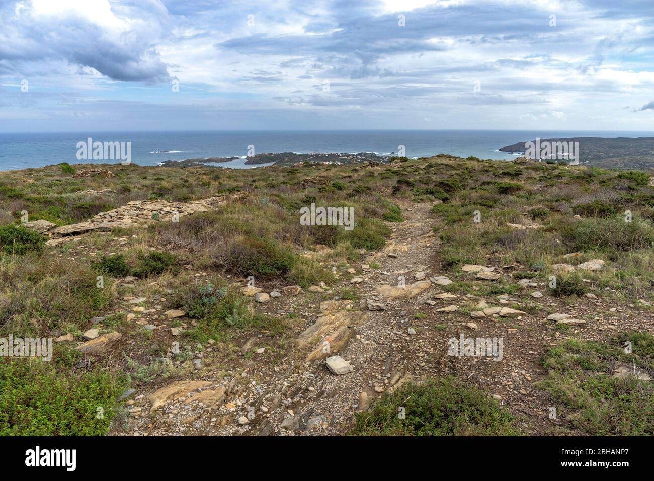 Europa, Spagna, Catalogna, Costa Brava, con vista sul Mar Mediterraneo dal Parco Naturale di Cap de Creus sopra Cadaqués Foto Stock