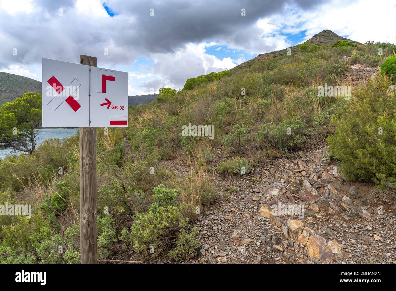 Europa, Spagna, Catalogna, Costa Brava, segnavia sulla strada costiera Camí de Ronda tra Cadaqués e Roses Foto Stock