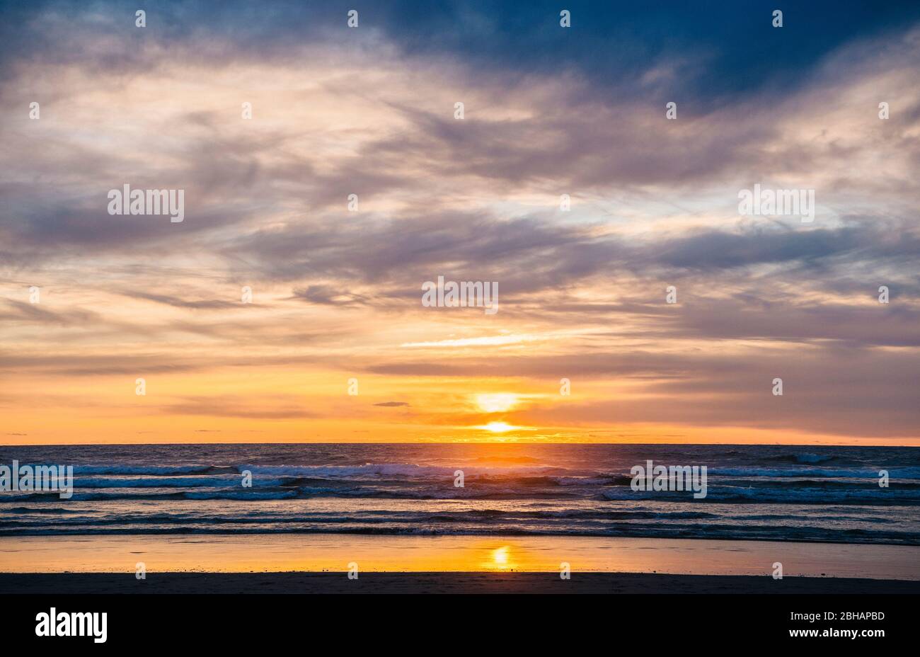 Cielo di Moody al tramonto sopra la spiaggia, Seaside, Oregon, Stati Uniti Foto Stock
