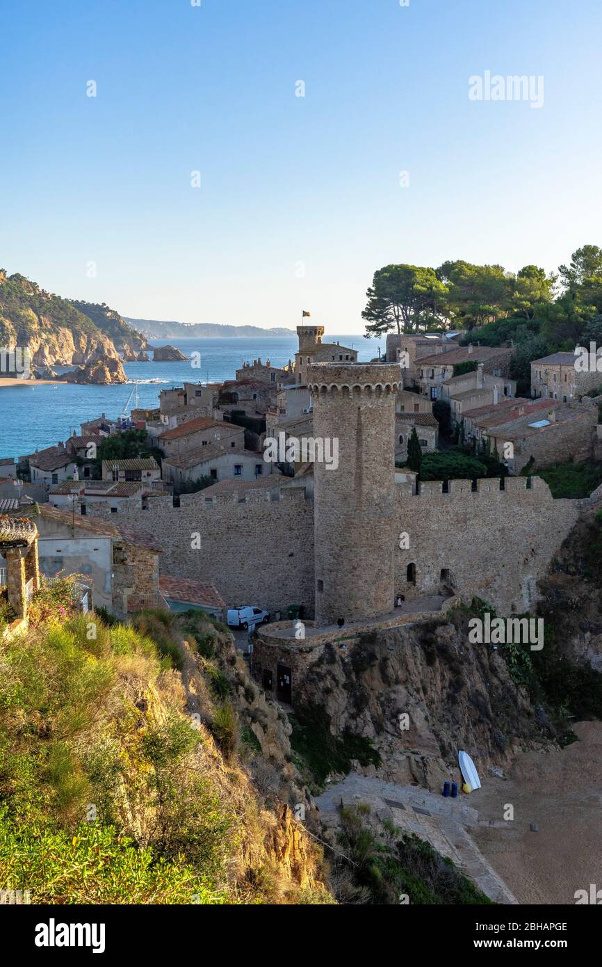 Europa, Spagna, Catalogna, Costa Brava, vista sulla fortezza nella città vecchia di Tossa de Mar Foto Stock