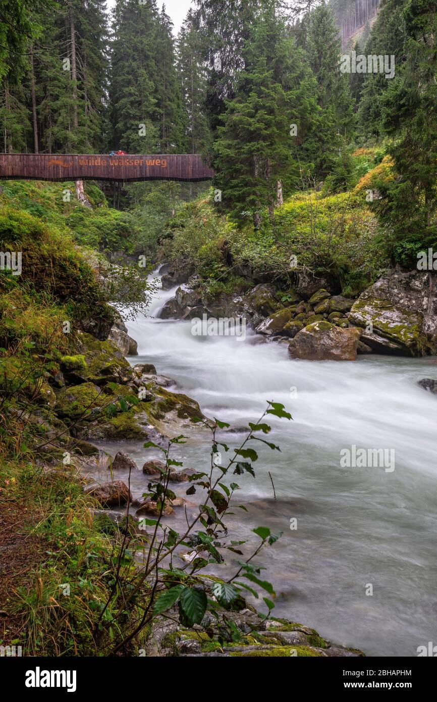 Europa, Austria, Tirolo, Neustift im Stubaital, ponte sul Ruetz al Wilde-Wasser-Weg nello Stubaital Foto Stock