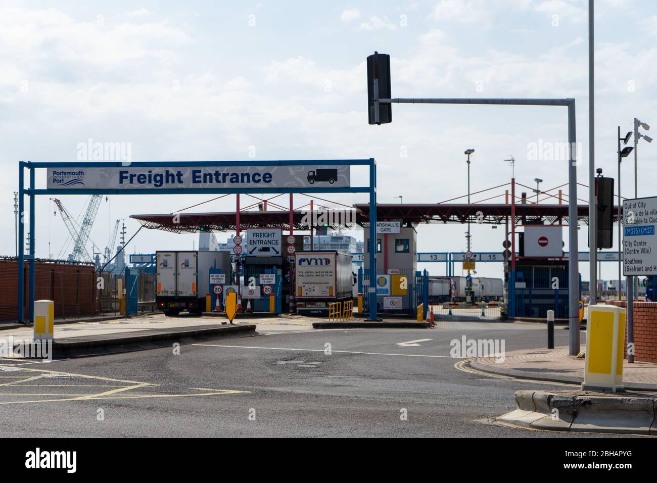 L'esterno dell'entrata merci al porto internazionale dei traghetti a Portsmouth, Regno Unito Foto Stock