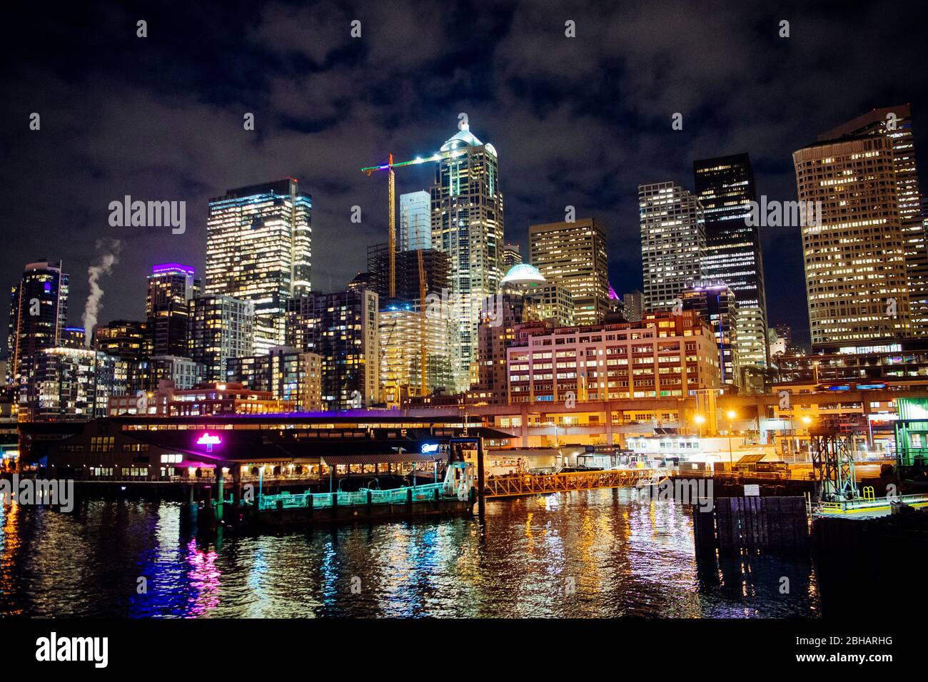 Città illuminata di notte, Seattle, Washington, USA Foto Stock