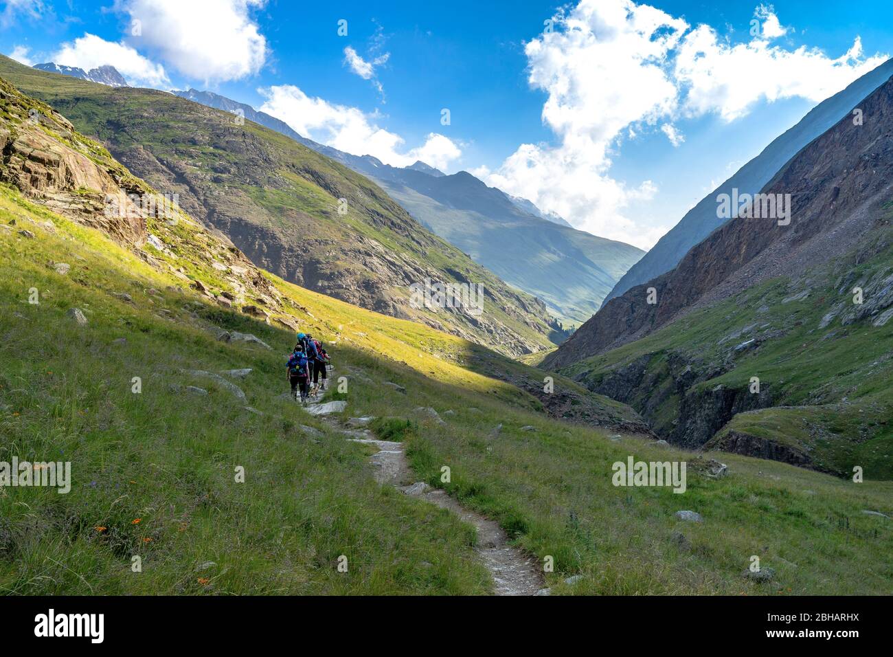 Europa, Austria, Tirolo, Alpi Ötztal, Vent, escursionisti che discendono dall'Hochjochospiz attraverso il Rofental a Vent Foto Stock