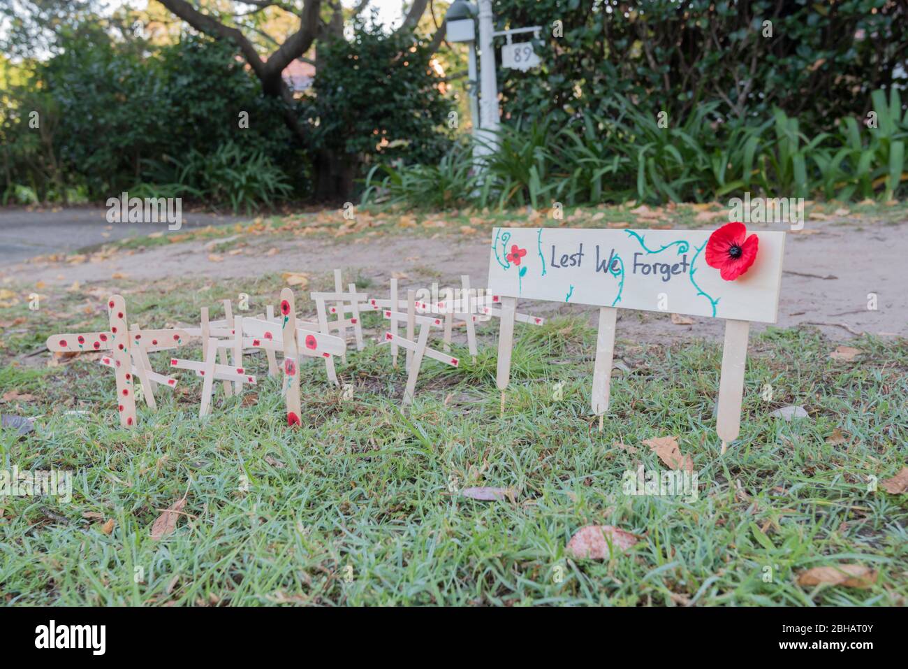 Sydney, Australia 25 Aprile 2020, ANZAC Day: In un giorno in cui gli Australiani e i neozelandesi ricordano i sacrifici di persone al servizio in passato, un sito commemorativo in miniatura è collocato sul sentiero pedonale nel sobborgo di Gordon di Sydney. Normalmente ci sarebbero servizi di memoria di massa che iniziano un'alba attraverso i due paesi ma in Australia si è detto che rimanesse a casa e che ricordassero i loro eroi in modi diversi. Questo gesto del sentiero è uno di questi modi. Credito Stephen Dwyer, Alamy News Foto Stock