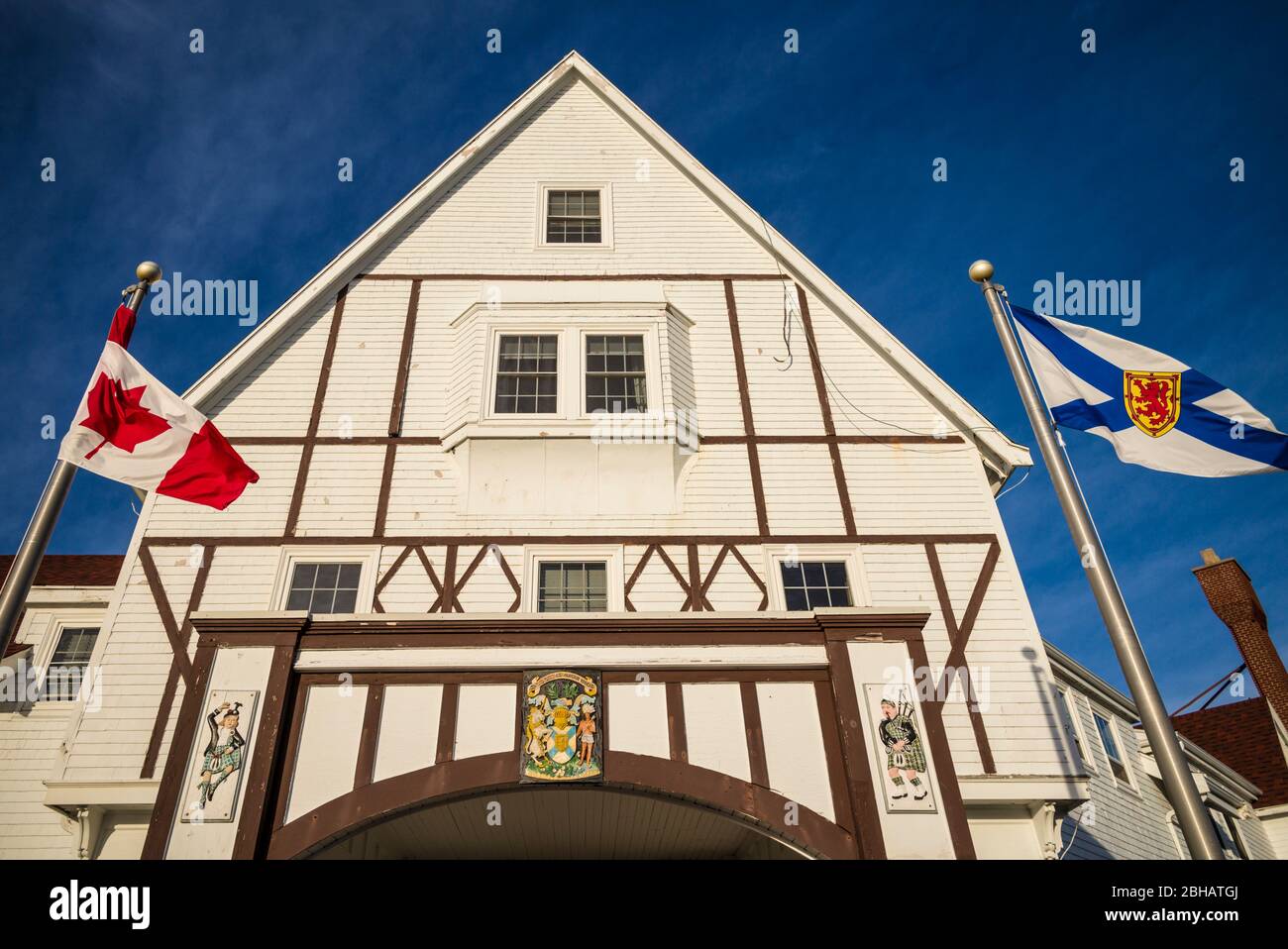 Canada, Nova Scotia, Cabot Trail, Ingonish Beach, Cape Breton Highlands National Park, Keltic Lodge at Highlands, landmark hotel costruito nel 1940, esterna Foto Stock