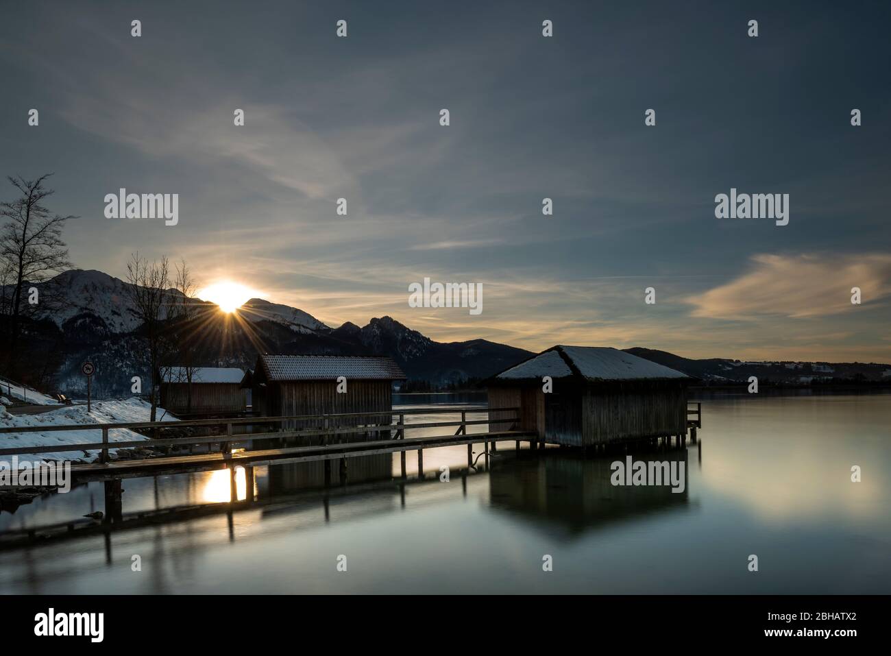 Abendsonne an den Fischerhütten des Kochelsee in den bayrischen Voralpen Foto Stock
