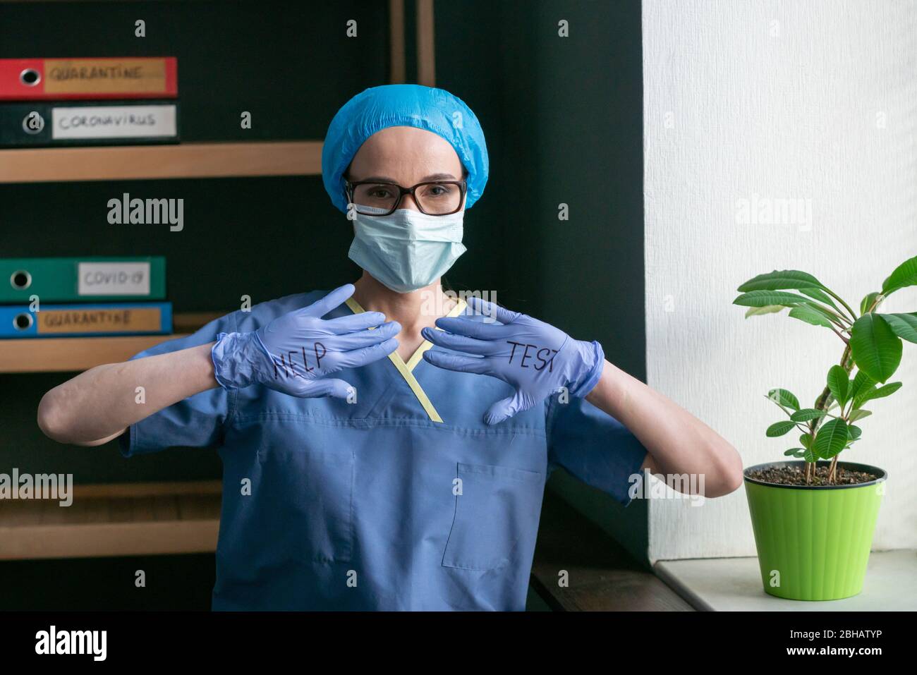 Il medico mostra le mani con il segno di prova di aiuto su loro Foto Stock