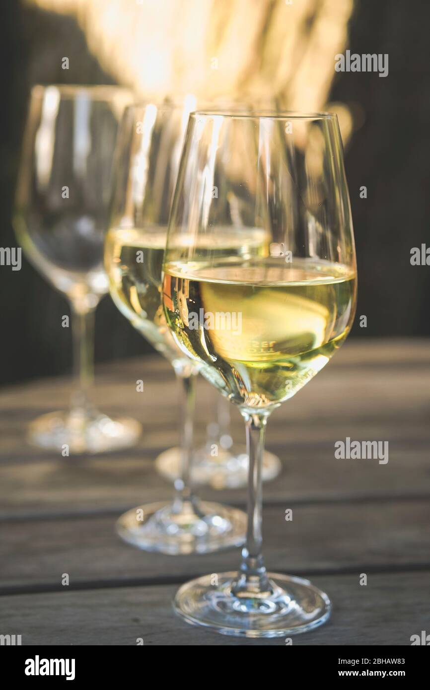 Primo piano bicchieri da vino bianco su un tavolo di legno Foto Stock