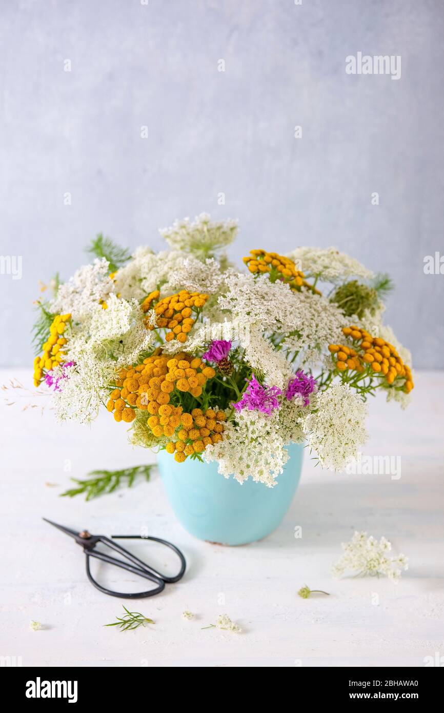 Mazzo estivo di fiori di prato Foto Stock