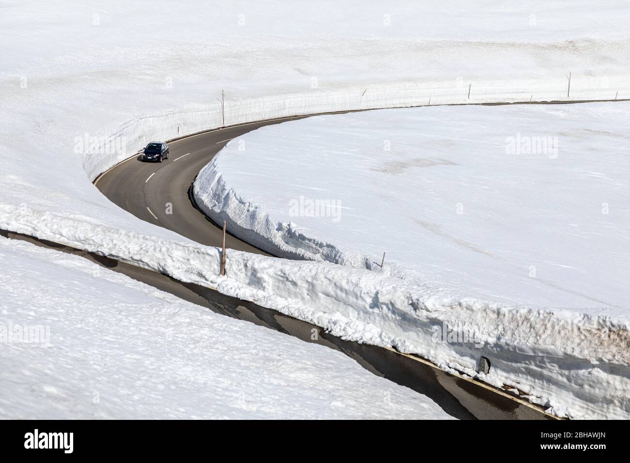 Auto su un tornante lungo la strada alpina grossglockner, Parco Nazionale degli alti Tauri, terra di Salisburgo, Austria, Europa Foto Stock