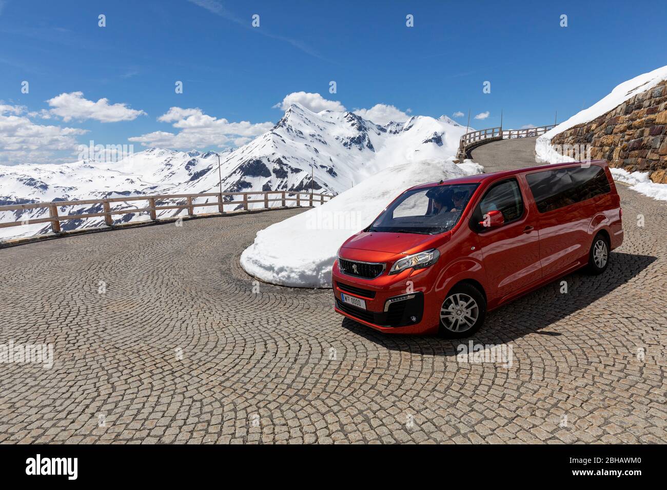 Auto rossa al tornante 1 della zona di punta delle stelle alpine, Grossglockner High Alpine Mountain Road, Hohe Tauern National Park, Salisburgo Land, Austria, Europa Foto Stock